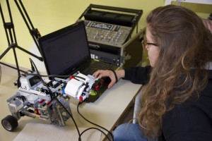 Arianna programma il suo robot, la "Regina di cuori"