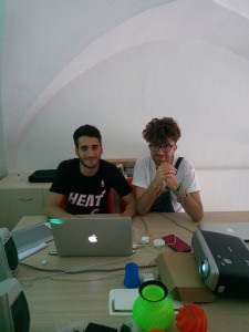 Mattia e Cristian si lasciano andare per una foto: hanno risolto un problema
