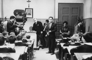 Alberto Sordi in aula durante le riprese del film "Il maestro di Vigevano"