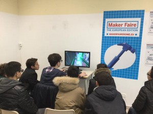 Amos fa lezione con Minecraft agli studenti delle scuole medie durante l'open day.